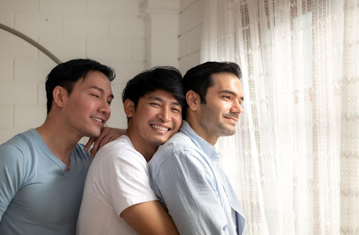 Comment annoncer à son mec gay un plan a trois